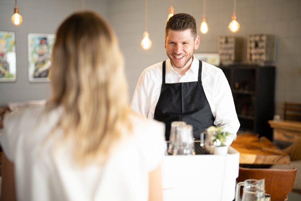 Coffee-Bike mieten – Barista hinter der mobilen Kaffeebar